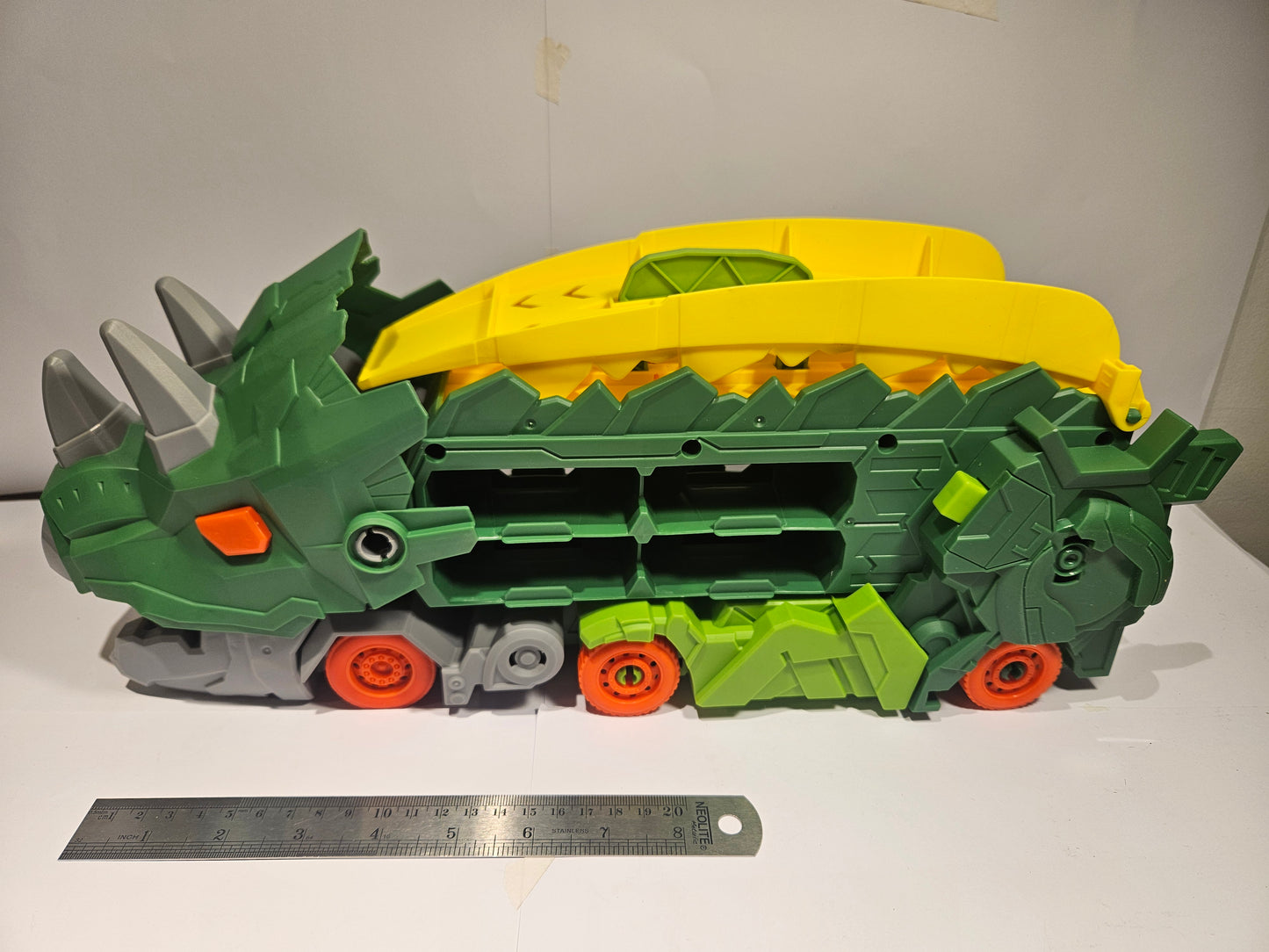 Camión Transportador de autitos en forma de Triceratops
