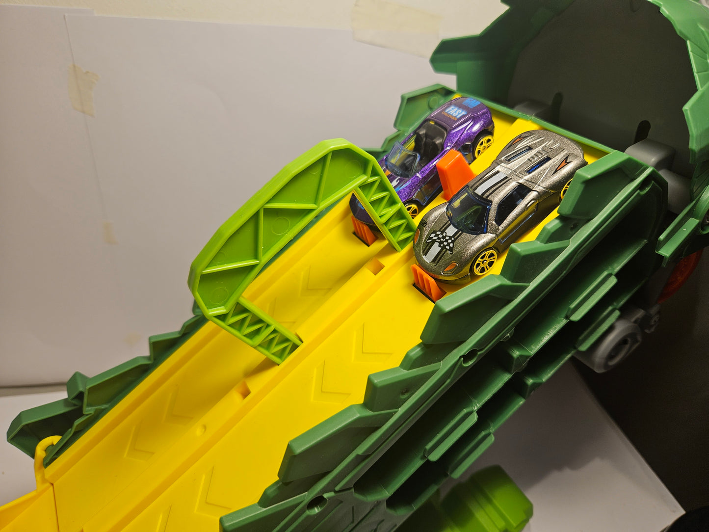Camión Transportador de autitos en forma de Triceratops